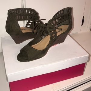 olive green wedges